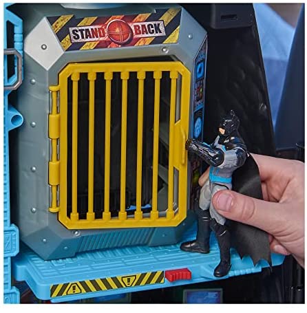 Giant Transforming Playset with Exclusive 4 Figure and Accessories